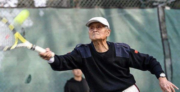 “90后”爷爷患癌10年，在高校旁听网球课15年获研究生