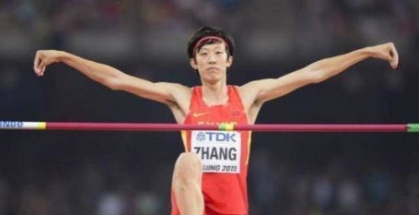 又整活！跳高名将张国伟为雪人戴假牙，网友：姥姥抄起扫把打过来