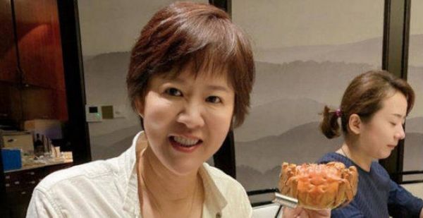 郎平退休生活太惬意！奔赴美国与女儿庆生，自家豪华别墅意外曝光
