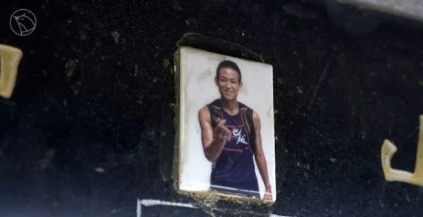 21人遇难的白银马拉松事故伤痛难平：父亲每天对着儿子照片说话