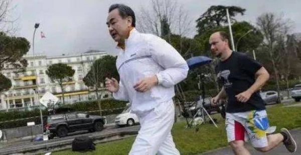 跑友越野遇外长，鼓励年轻人一定要多运动！