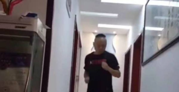 西安一男子封控14天在家跑步700公里 当事男子：不穿鞋跑避免吵到邻居