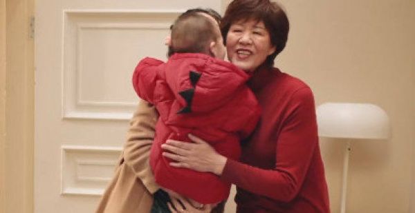 魏秋月带儿子看望郎平！排球女神颜值高，小家伙喊姥姥，送上一吻