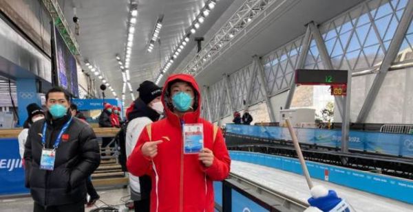 骄奥青岛丨从田径运动员转型为雪车试滑员，这位青岛小伙为冬奥选手“探路”