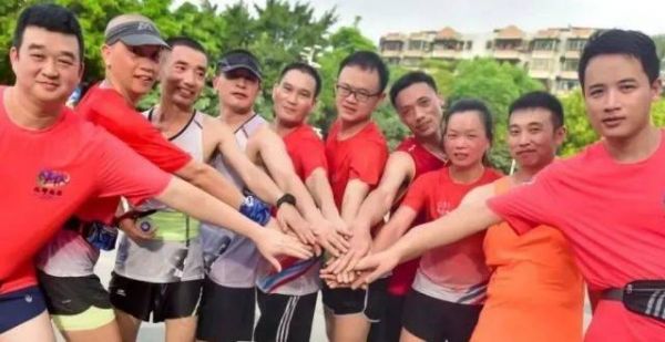 跑步脚掌着地时，保持头臀脚三点成一线，活出“三点一线”的精彩