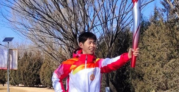 “跑”出来的荣耀，快递小哥参加冬奥火炬传递