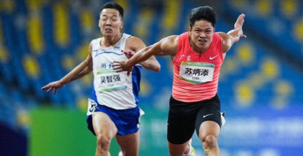 起跑从左脚换成右脚，为何能成就百米飞人苏炳添？