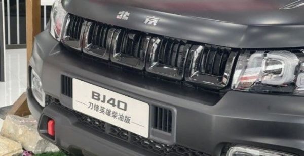火到爆的越野神车，陪你翻山越岭的BJ40刀锋英雄柴油版