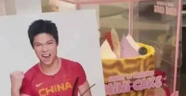 苏炳添签名照来了！小女孩生日愿望实现