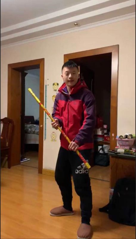 胸口的小纸条 藏着15岁“特殊”少年的体操梦