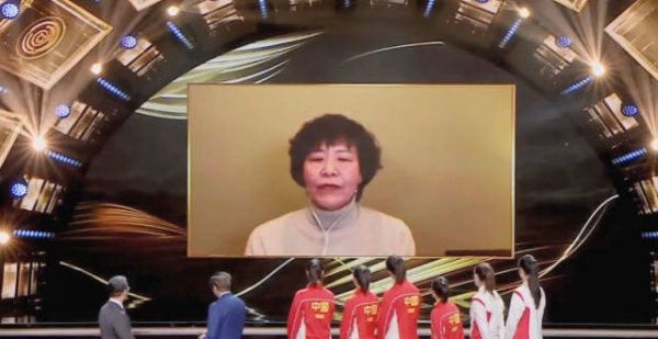 女排6国手比心恩师！郎平一句话透露出信心！5劲敌备战已领先
