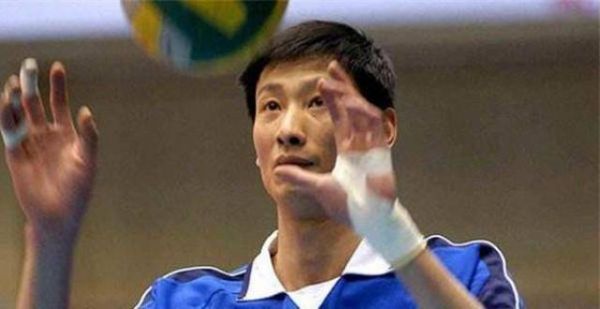 瘫痪4年男排郑亮近况，妻子，父亲去世，边直播边挣护工费