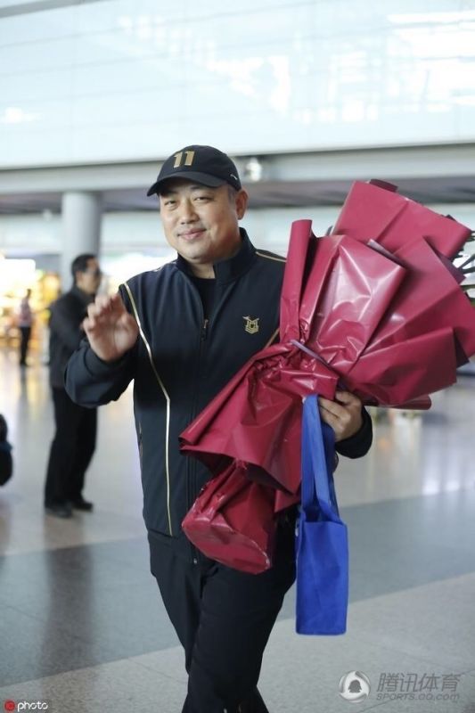 国乒众将凯旋归国 包揽5冠难掩喜悦受粉丝簇拥
