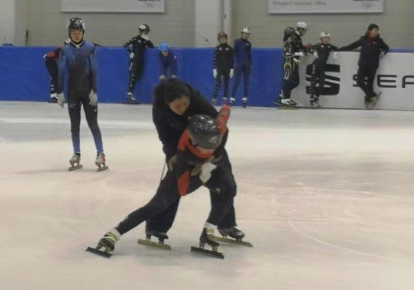 匈牙利短道主帅“二次创业” 张晶直言小将基本功差