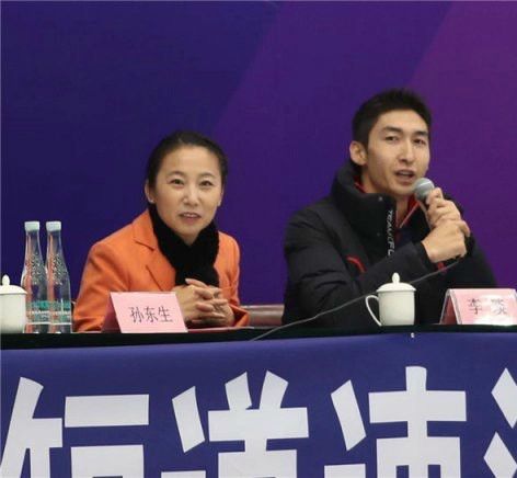 武靖回家探亲客串解说 纯东北话乡音逗笑了李琰