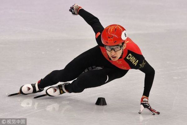危险！短道现场冰刀掉落冰面 武靖被召回仍晋级