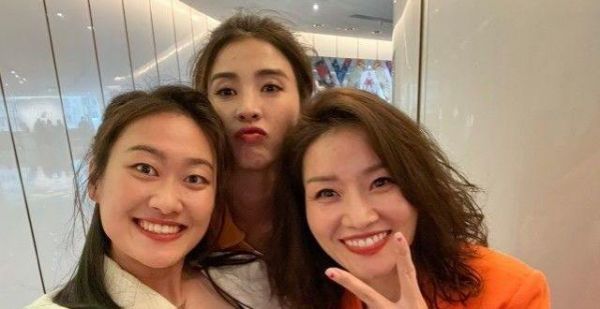 少女心！网球传奇李娜久违现身，颜值飙升气场强，爱心美甲抢镜