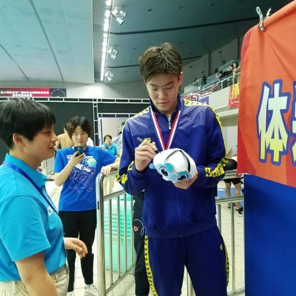 被索签名新飞鱼成“当红炸子鸡” 何峻毅学杨哥赛后独自加练