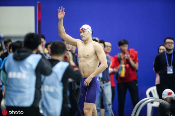 孙杨肩伤复发仍顶下魔鬼赛程日夺冠 满意表现“抛花”送粉丝