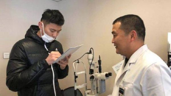 宁泽涛现身北京协和医院做手术治疗近视 为主治夫签名留念
