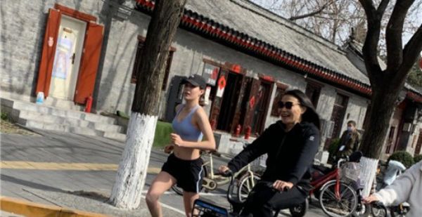 谷爱凌北京街头跑步被偶遇 腹肌抢镜妈妈骑车随行