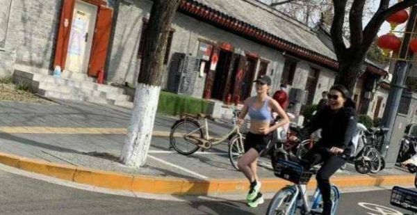 谷爱凌街头跑步被偶遇，妈妈骑单车一旁跟随，仅穿运动内衣不怕冷