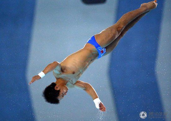 邱波在男子10米台比赛中