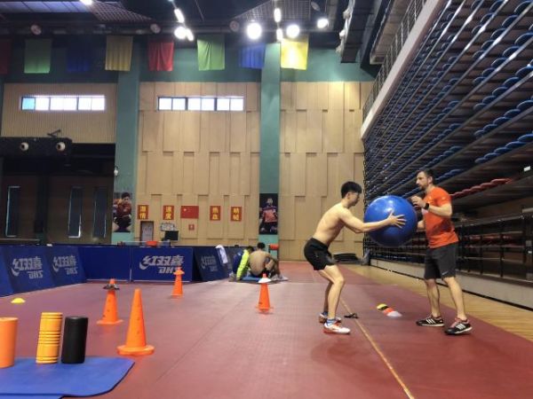 “奶龙”都三十了？你们的男神知道初老症，但对那些症状他才不认