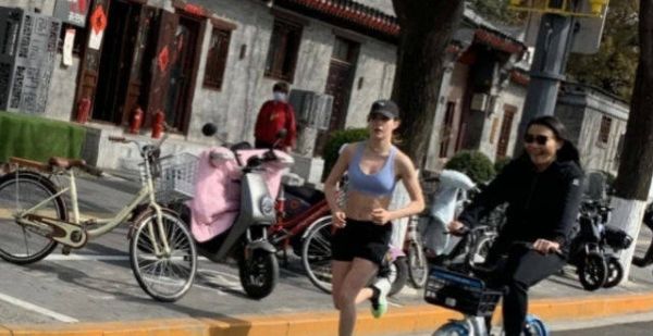 零下1度！谷爱凌穿短裤露腰在北京街头跑步，母亲谷燕骑单车陪跑
