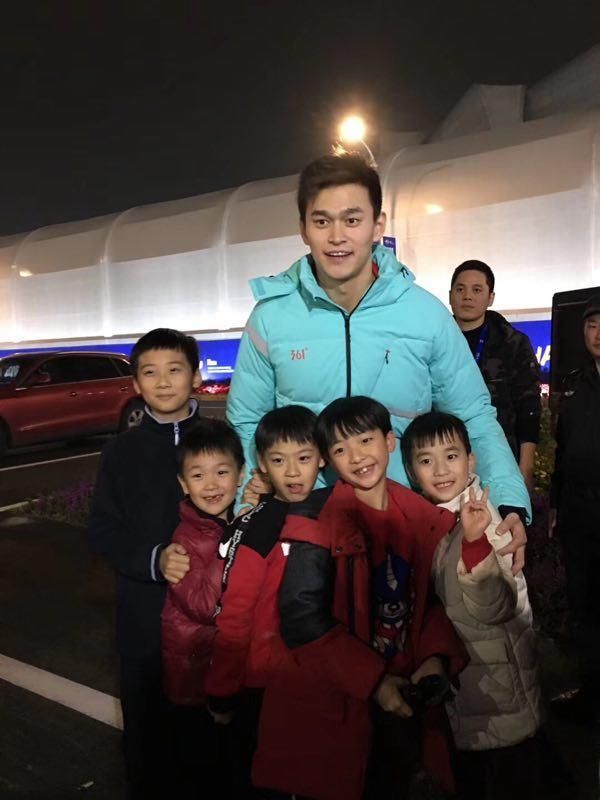 79岁仍冬泳的奶奶冒险搭梯子的家长 告诉你游泳为啥看浙江