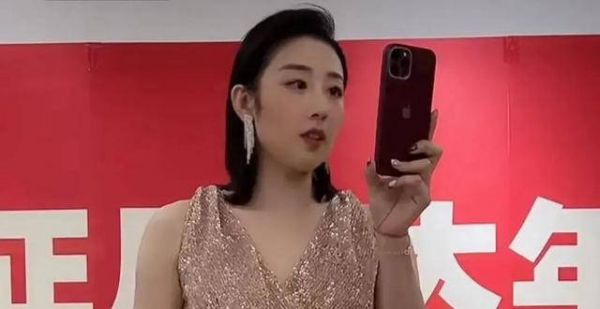 养眼！女排最美二传晚礼服惊艳亮相，队改朝换代她迎上位良机