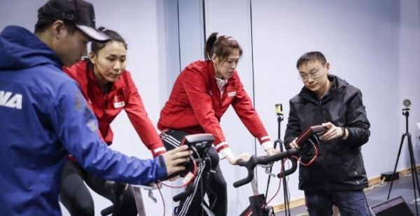 女排训练营最新照片：球员神情严肃，蔡斌C位训话