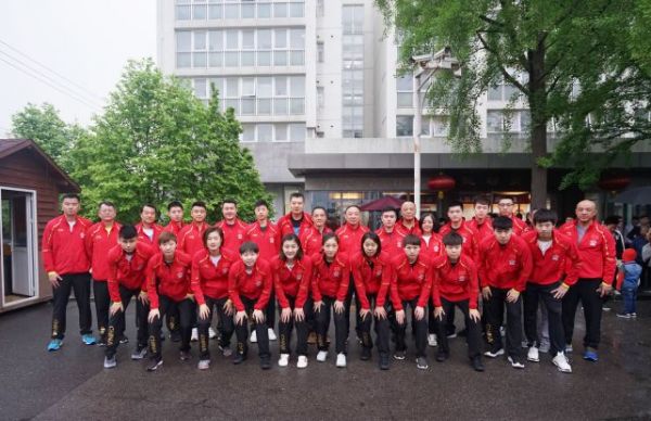 国乒冒雨出征世乒赛 马龙一句话暖心全队