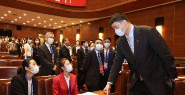 与姚明合照是什么感觉？1米98朱婷像小女人，看到曾志伟直接笑抽