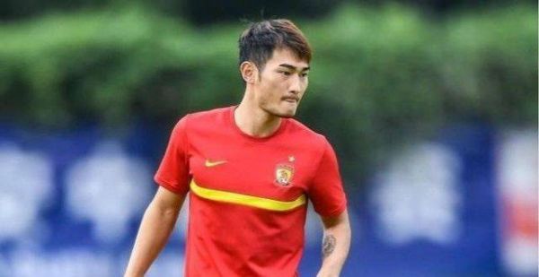 中超“贝克汉姆”工资未发、下家未定，自掏腰包为母校足球捐款