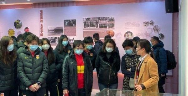 女足集体前往腾飞馆学女排精神，网友：都是巾帼英雄