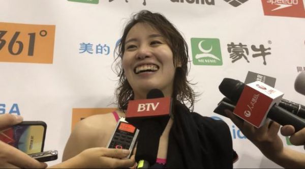 游泳队三朵金花畅谈亚运备战 傅园慧自称“生当作人杰”