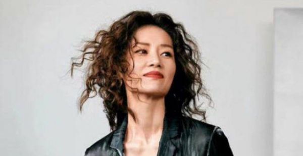 网球女神重回冠军风采，晒酷飒爆炸头，拍摄时尚片帅气有型