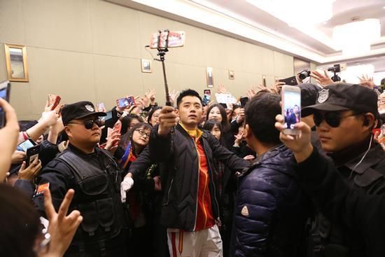 张继科现身郑州:河南是第二家乡 每次来都吃烩面