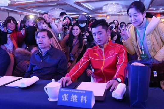 张继科现身郑州:河南是第二家乡 每次来都吃烩面