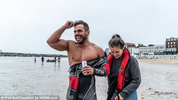 水中上演挑战不可能！英男子计划百天游3200公里