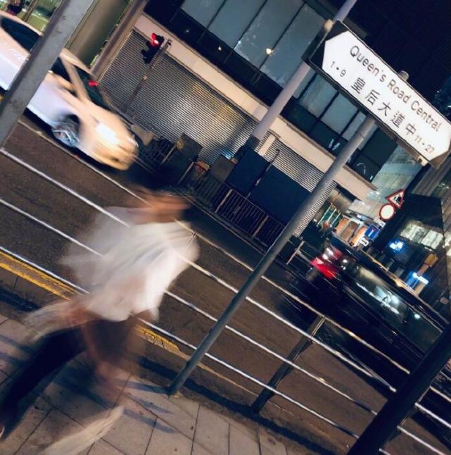 何雯娜秀新手机“抱怨”男友摄影技术差 男主是谁？她让网友