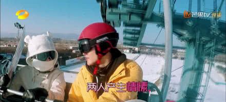 恭喜！何雯娜13点14分公布新恋情 晒出与神秘男子牵手照
