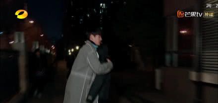 恭喜！何雯娜13点14分公布新恋情 晒出与神秘男子牵手照