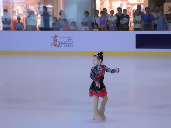 花滑俱乐联赛武汉站落幕 前女单国手张颖复出参赛