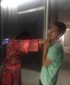 田亮晒照被女鬼锁喉 网友：别吓小朋友(图)