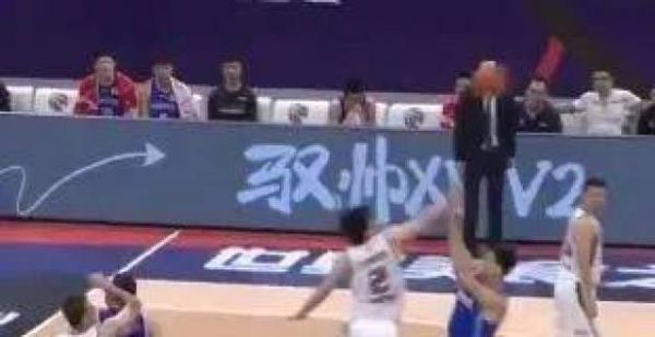 排球帽＋超远三分！丁彦雨航这球太帅了