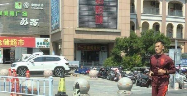 男足队长午跑引热议，吴曦跑步被拍的分析及N种假想