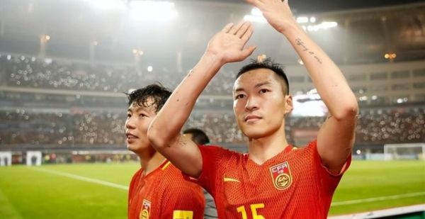 躲球之后做啥都是错？吴曦被拍街头跑步，球迷：为了摆拍不戴口罩？