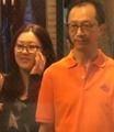 伏明霞与老公现身中环买户外用品 似计划远行